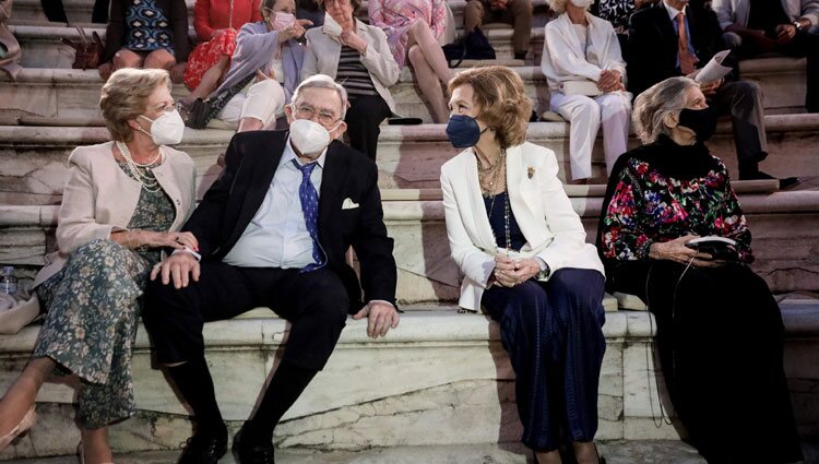 La Reina Sofía, Constantino y Ana María de Grecia e Irene de Grecia en un concierto en el Odeón de Herodes Atticus de Atenas