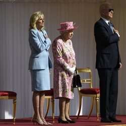 La Reina Isabel con Joe y Jill Biden mientras suena el Himno de Estados Unidos en Windsor Castle