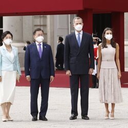 Los Reyes Felipe y Letizia con el Presidente de Corea del Sur, Moon Jae-in, y la Primera Dama Kim Jung-sook, en el recibimiento oficial en el Palacio Real