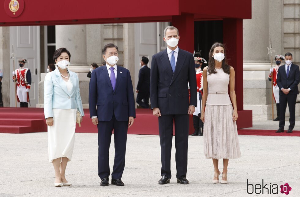 Los Reyes Felipe y Letizia con el Presidente de Corea del Sur, Moon Jae-in, y la Primera Dama Kim Jung-sook, en el recibimiento oficial en el Palacio Real