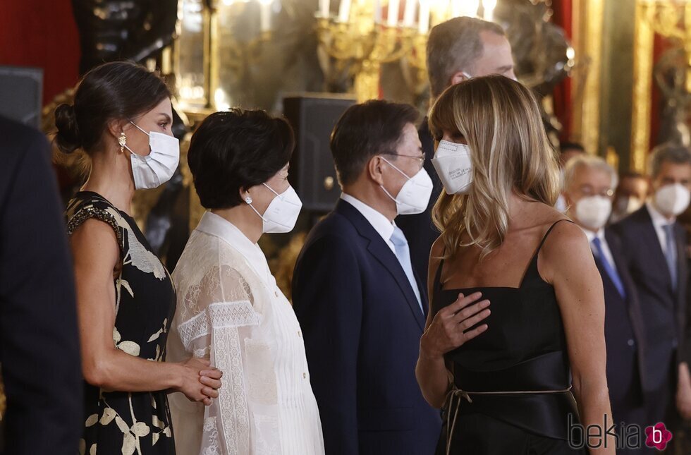 Begoña Gómez saluda a la Reina Letizia en la cena de Estado en honor al Presidente de Corea del Sur, Moon Jae-in, y la Primera Dama Kim Jung-sook