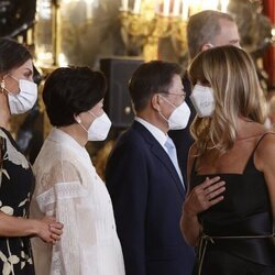 Begoña Gómez saluda a la Reina Letizia en la cena de Estado en honor al Presidente de Corea del Sur, Moon Jae-in, y la Primera Dama Kim Jung-sook