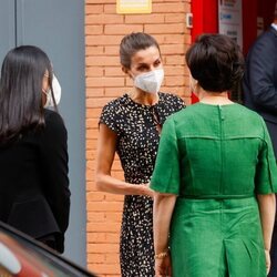 La Reina Letizia y Kim Jung-sook hablando en su visita a la Fundación ONCE