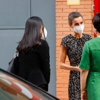 La Reina Letizia y Kim Jung-sook hablando en su visita a la Fundación ONCE