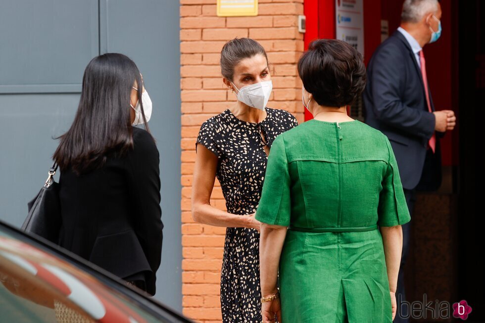 La Reina Letizia y Kim Jung-sook hablando en su visita a la Fundación ONCE