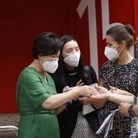 La Reina Letizia y Kim Jung-sook comprando un cupón de la ONCE