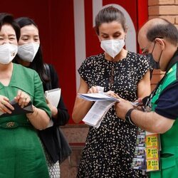 La Reina Letizia y la Primera Dama de Corea del Sur comprando un cupón de la ONCE