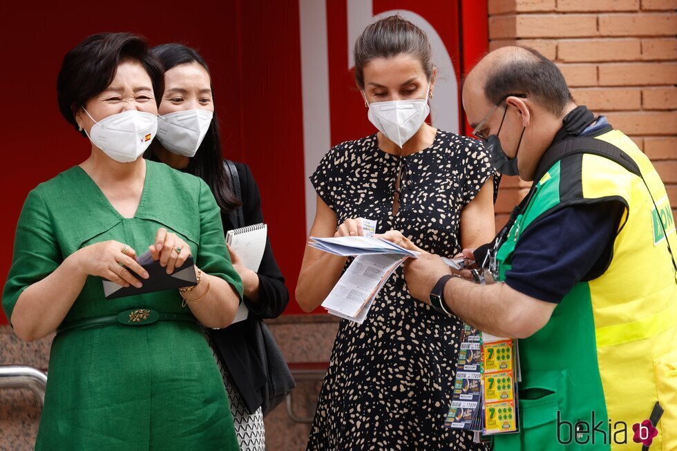 La Reina Letizia y la Primera Dama de Corea del Sur comprando un cupón de la ONCE