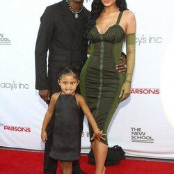 Kylie Jenner, Travis Scott y Stormi Webster en la 72 edición de la Parsons Benefit