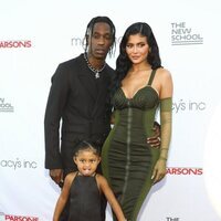 Kylie Jenner, Travis Scott y Stormi Webster en la 72 edición de la Parsons Benefit