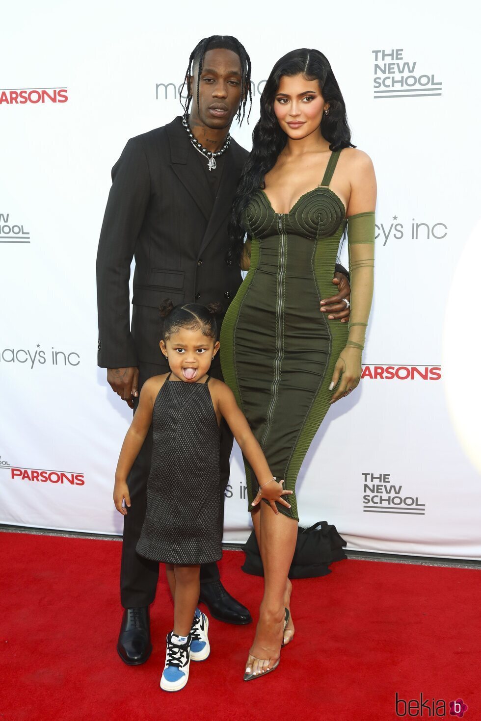 Kylie Jenner, Travis Scott y Stormi Webster en la 72 edición de la Parsons Benefit