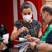 La Reina Letizia comprando un cupón de la ONCE en la Fundación ONCE