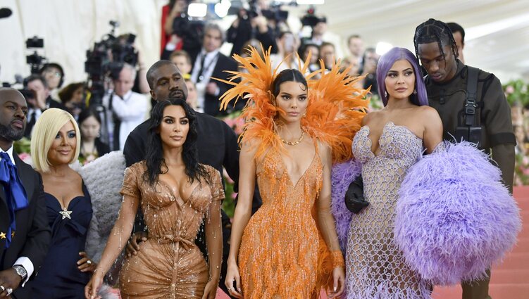 Corey Gamble, Kris Jenner, Kanye West, Kim Kardashian, Kendall Jenner, Kylie Jenner y Travis Scott en la Met Gala 2019