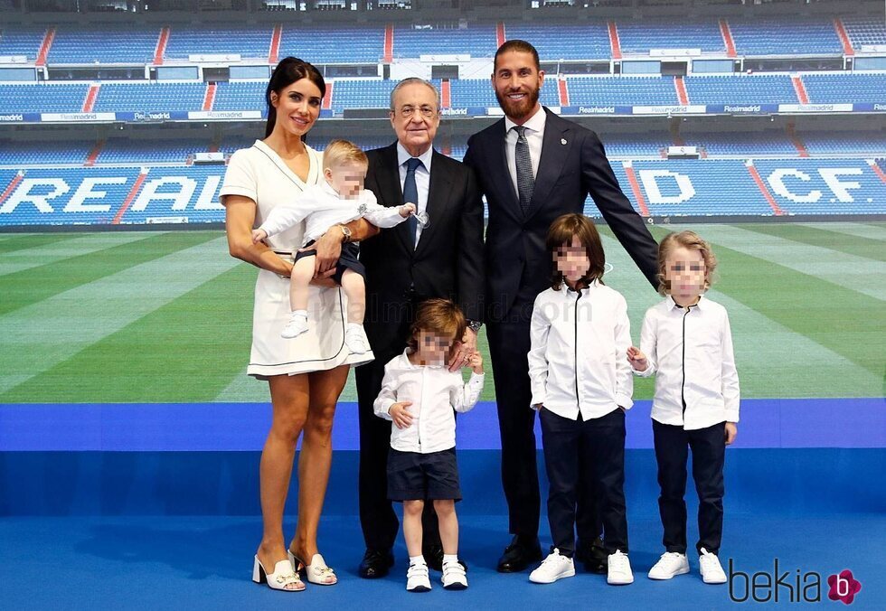 Sergio Ramos en su despedida del real Madrid con Pilar Rubio, sus cuatro hijos y Florentino Pérez