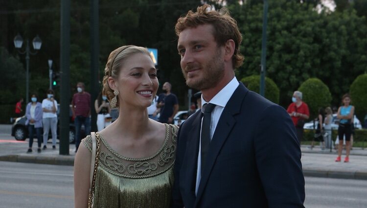 Beatrice Borromeo y Pierre Casiraghi, muy cómplices en un desfile de Dior en Atenas