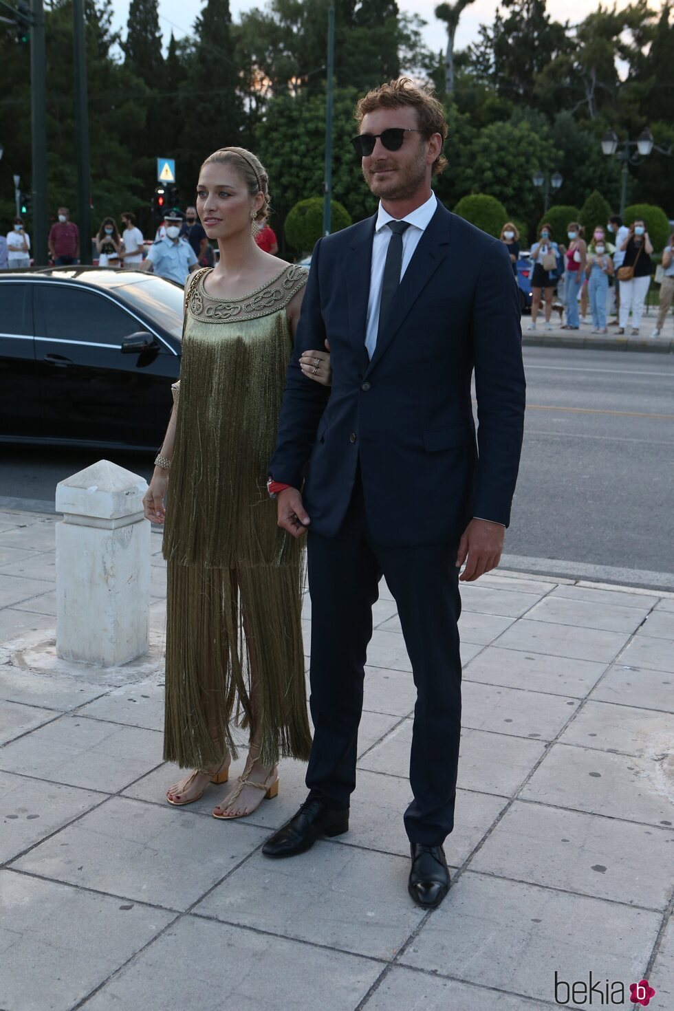 Beatrice Borromeo y Pierre Casiraghi llegando a un desfile de Dior en Atenas