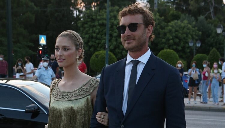 Beatrice Borromeo y Pierre Casiraghi llegando a un desfile de Dior en Atenas