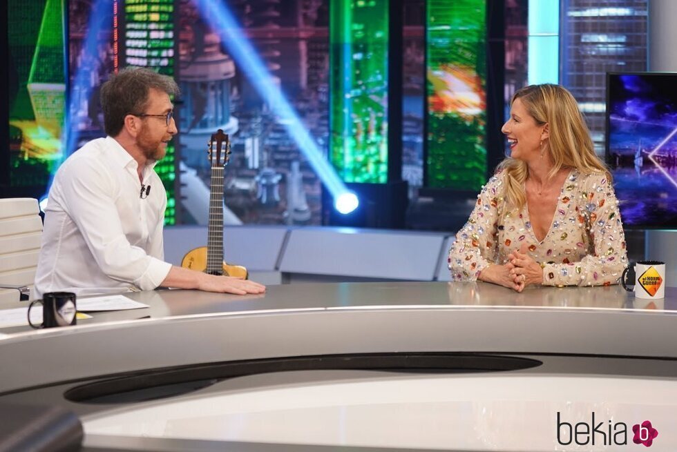 Anne Igartiburu hablando con Pablo Motos en 'El Hormiguero'