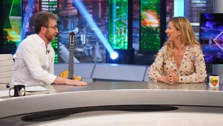 Anne Igartiburu hablando con Pablo Motos en 'El Hormiguero'