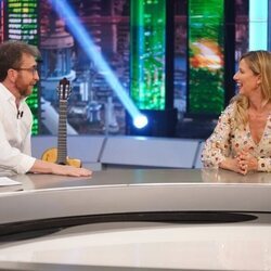 Anne Igartiburu hablando con Pablo Motos en 'El Hormiguero'