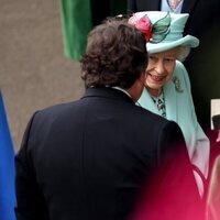 La Reina Isabel, saludando a unos conocidos en las carreras de Ascot