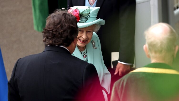 La Reina Isabel, saludando a unos conocidos en las carreras de Ascot