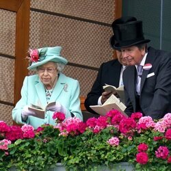 La Reina Isabel con un amigo en las carreras de Ascot