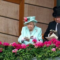 La Reina Isabel con un amigo en las carreras de Ascot