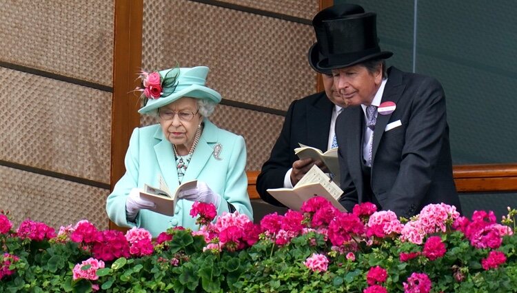 La Reina Isabel con un amigo en las carreras de Ascot