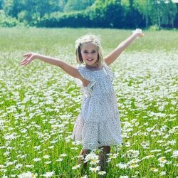 Leonor de Suecia en un campo de margaritas en Suecia