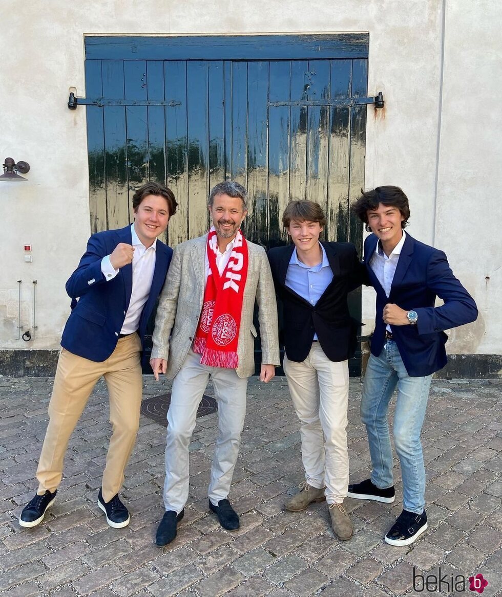 Federico de Dinamarca con su hijo Christian de Dinamarca y sus sobrinos Nicolás y Félix de Dinamarca