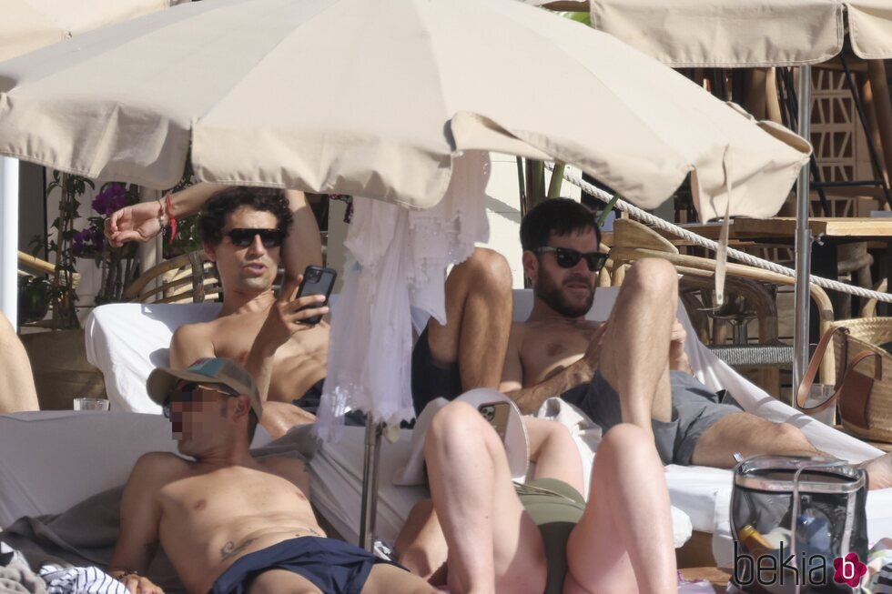 Alfonso Bassave y Daniel Duboy tumbados al sol en Ibiza