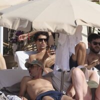 Alfonso Bassave y Daniel Duboy tumbados al sol en Ibiza