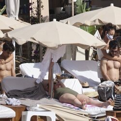 Alfonso Bassave y Daniel Duboy reciben un mensaje en una playa de Ibiza