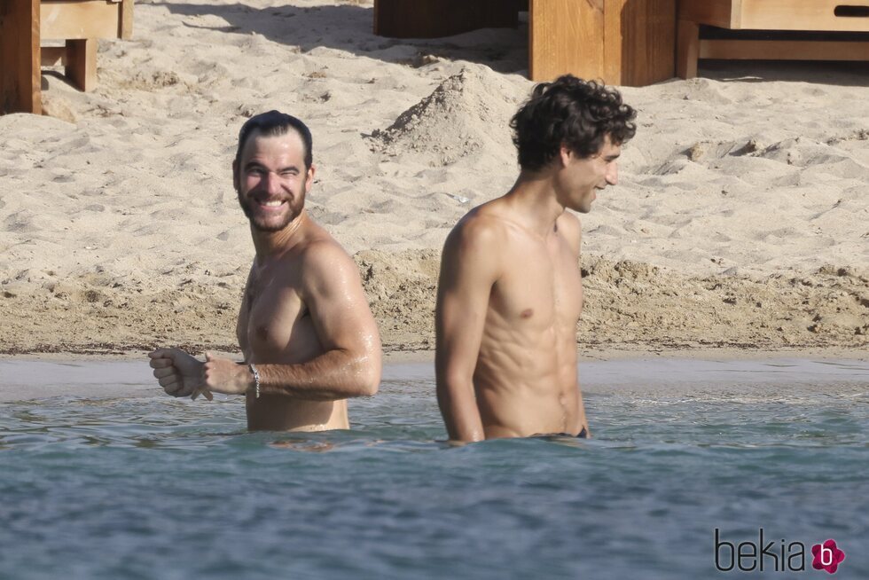 Alfonso Bassave y Daniel Duboy dándose un baño en Ibiza