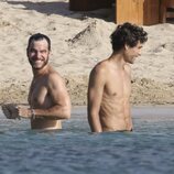 Alfonso Bassave y Daniel Duboy dándose un baño en Ibiza