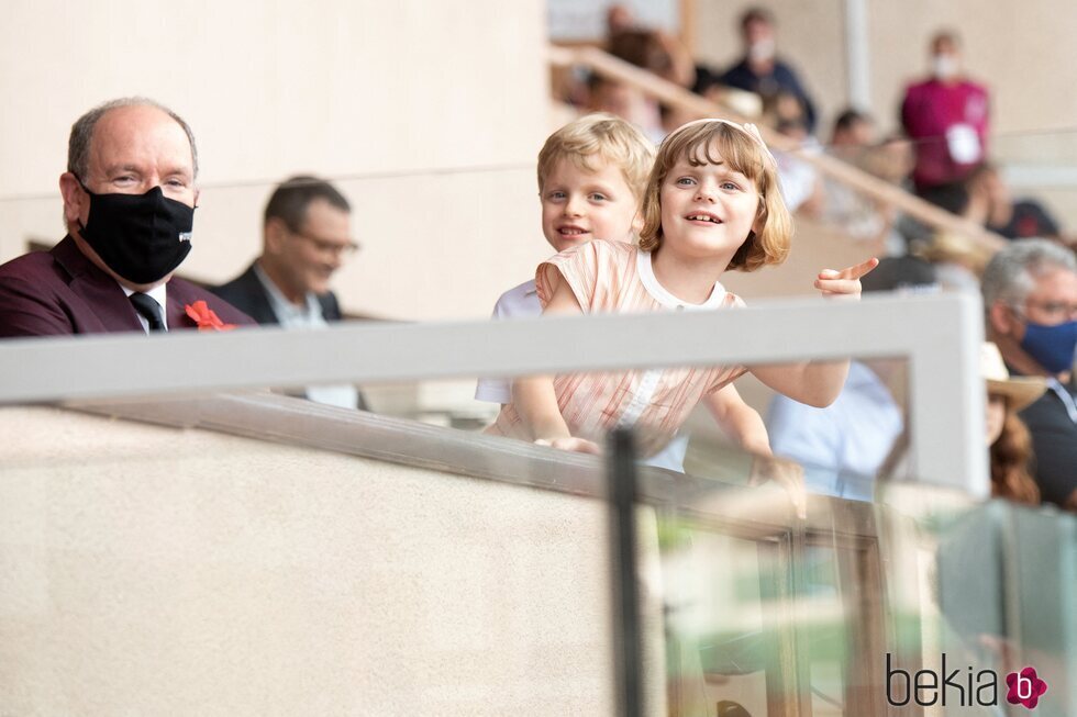 Alberto de Mónaco y sus hijos Jacques y Gabriella de Mónaco en un partido de rubgy