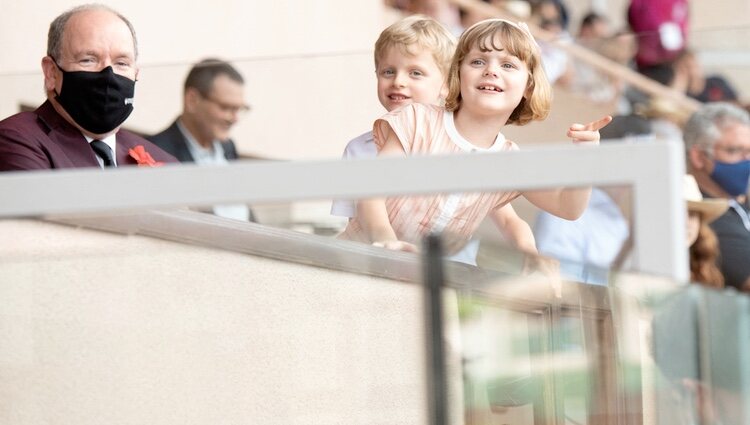 Alberto de Mónaco y sus hijos Jacques y Gabriella de Mónaco en un partido de rubgy