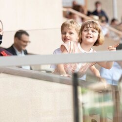 Alberto de Mónaco y sus hijos Jacques y Gabriella de Mónaco en un partido de rubgy