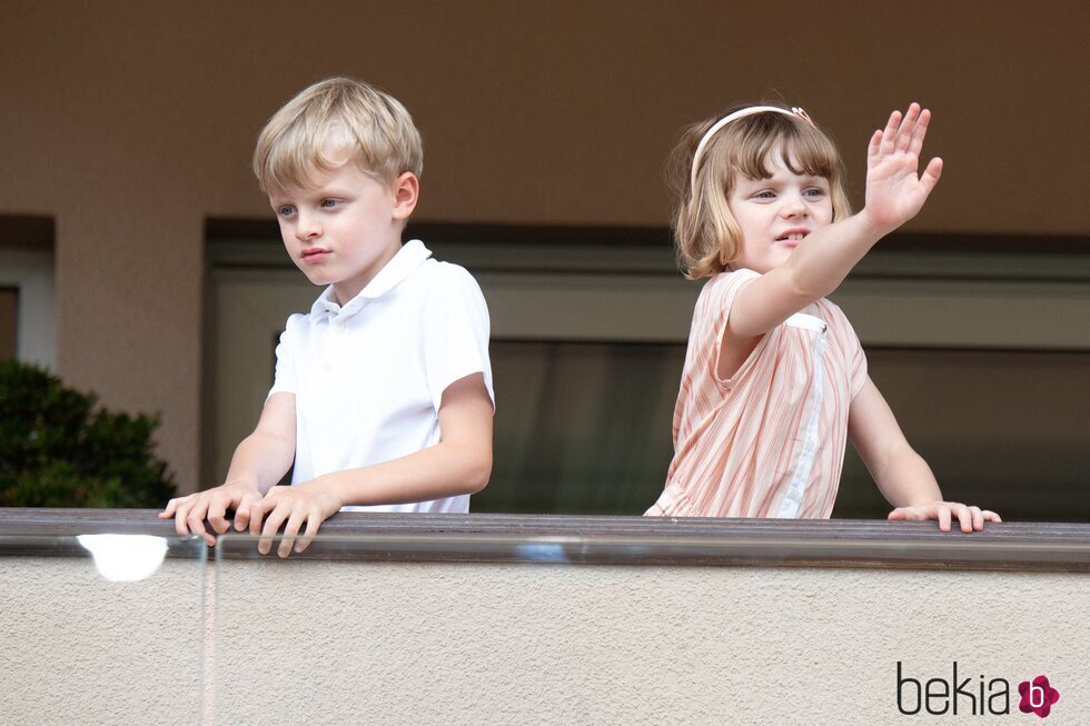 Jacques y Gabriella de Mónaco en un partido de rugby