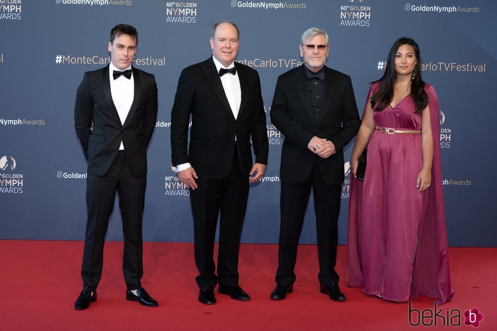 Alberto de Mónaco, Louis Ducruet y Marie Chevallier con Tchéky Karyo en la clausura del Festival de Televisión de Monte-Carlo 2021