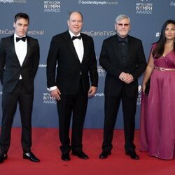 Alberto de Mónaco, Louis Ducruet y Marie Chevallier con Tchéky Karyo en la clausura del Festival de Televisión de Monte-Carlo 2021