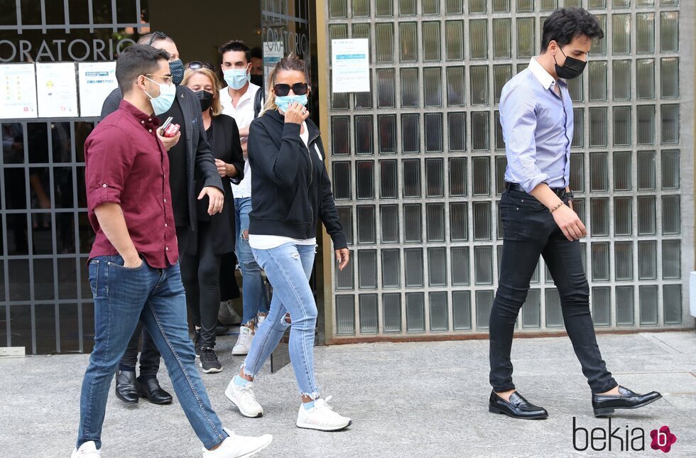 Marta López y Miguel Frigenti en la capilla ardiente de Mila Ximénez