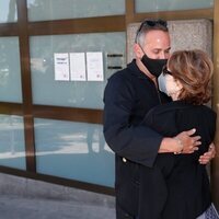 Aurelio Manzano abraza a una de las hermanas de Mila Ximénez en la capilla ardiente