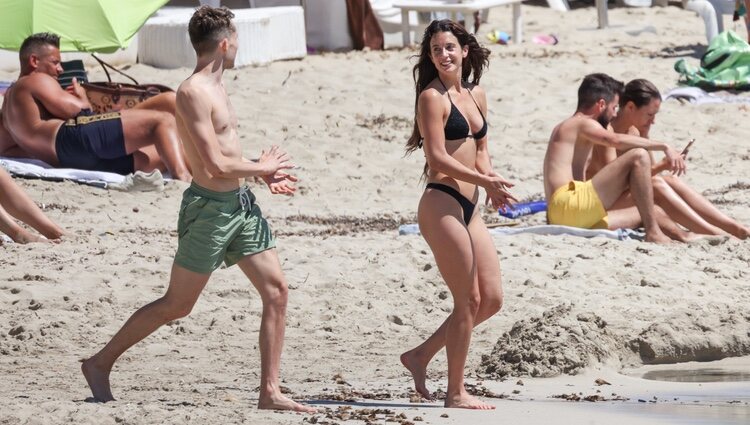 María Pedraza con su amigo Juanjo Almeida en Ibiza