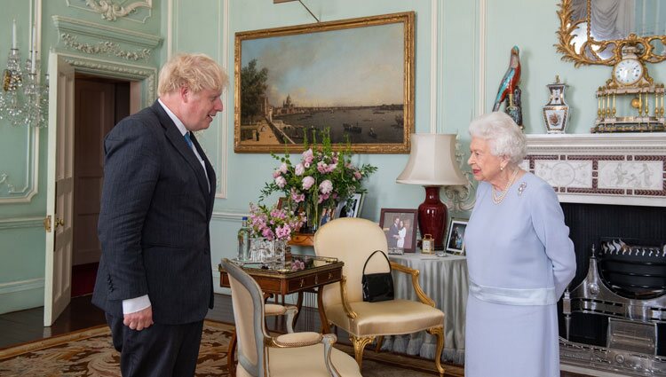 La Reina Isabel recibe a Boris Johnson en audiencia por primera vez tras el inicio de la pandemia