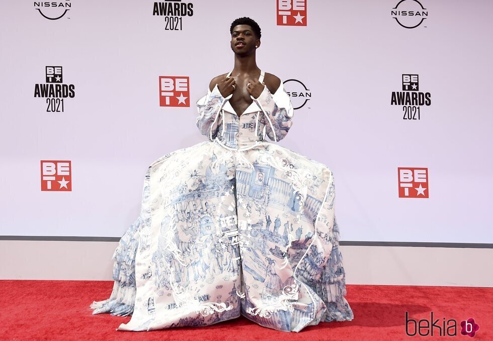 Lil Nas X en la alfombra roja de los BET Awards 2021