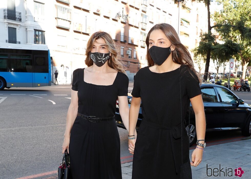 Xandra Falcó con una de sus hijas en la misa funeral de Carlos Falcó