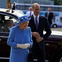 La Reina Isabel y el Príncipe Guillermo en una fábrica de Irn-Bru en Escocia