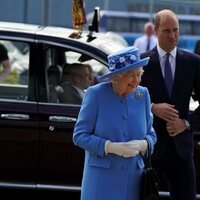 La Reina Isabel y el Príncipe Guillermo en una fábrica de Irn-Bru en Escocia